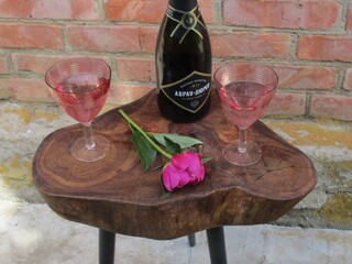 Маленький столик для всего. ( карагач (вяз), ножки от советского тв, масло, саморезы)