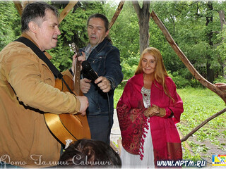 Александр Черняев выступает на дне странника 2018. Его смотрит и слушает Мария Карпинская.