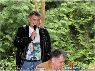 Александр Черняев в 2018 году на дне странника смотрит и слушает выступления.