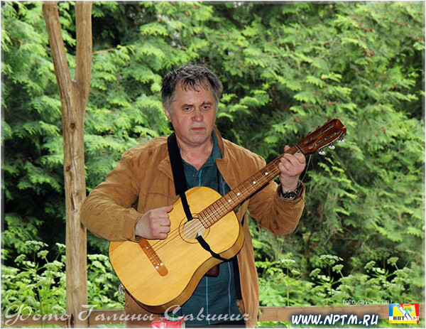 Александр Черняев выступает со своими песнями в день странника 2018.