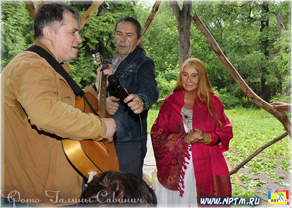 Александр Черняев выступает на дне странника 2018. Его смотрит и слушает Мария Карпинская.