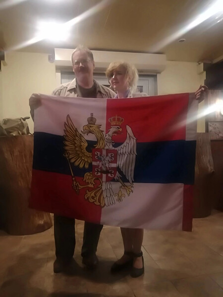 Кое-кто недоумённо спрашивает у меня, мол, зачем я вписываюсь за эту Мангустиху, уверен ли я что она реально существует, не мужик ли это вообще? Да такие перевёртыши возможны в виртуале, но мы с Машей уже десять лет, как реальные друзья