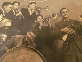 Папа с гитарой не расставался никогда.