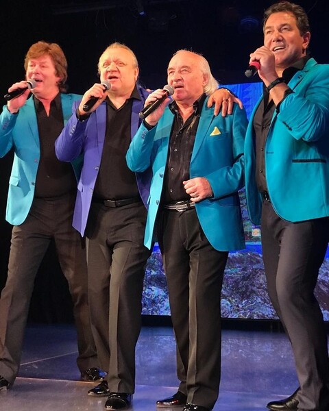 Легендарный ансамбль"Дружба",справа -мой друг-Александр Бородай